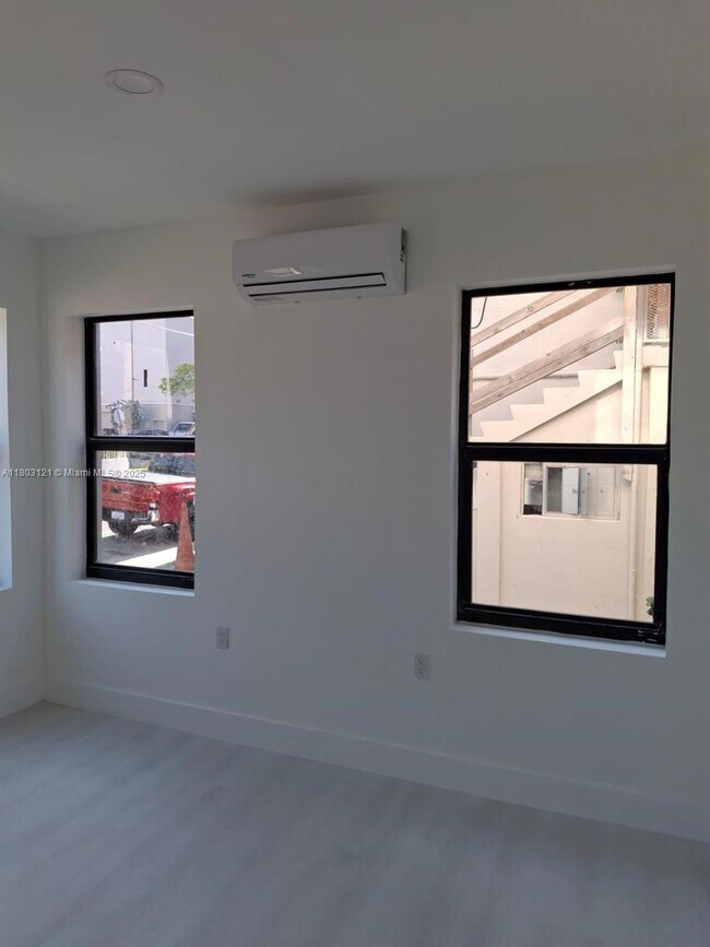 Building Photo - 539 SW 7th Ct