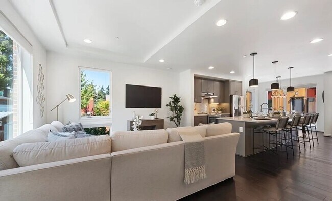 Building Photo - 4bd/3.5ba Seattle Condo
