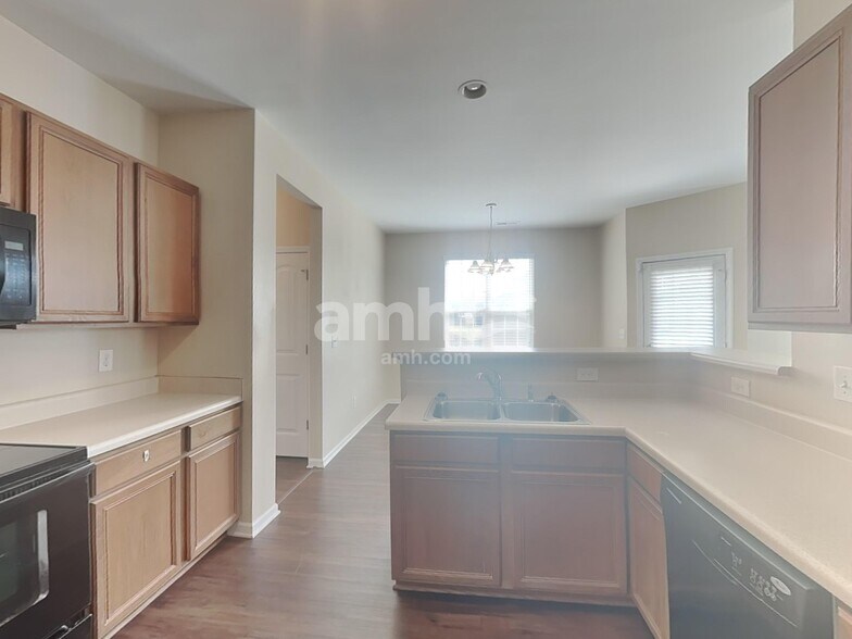 Building Photo - 98 Jade St