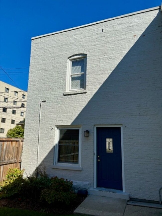 Building Photo - 240 Marengo Ave