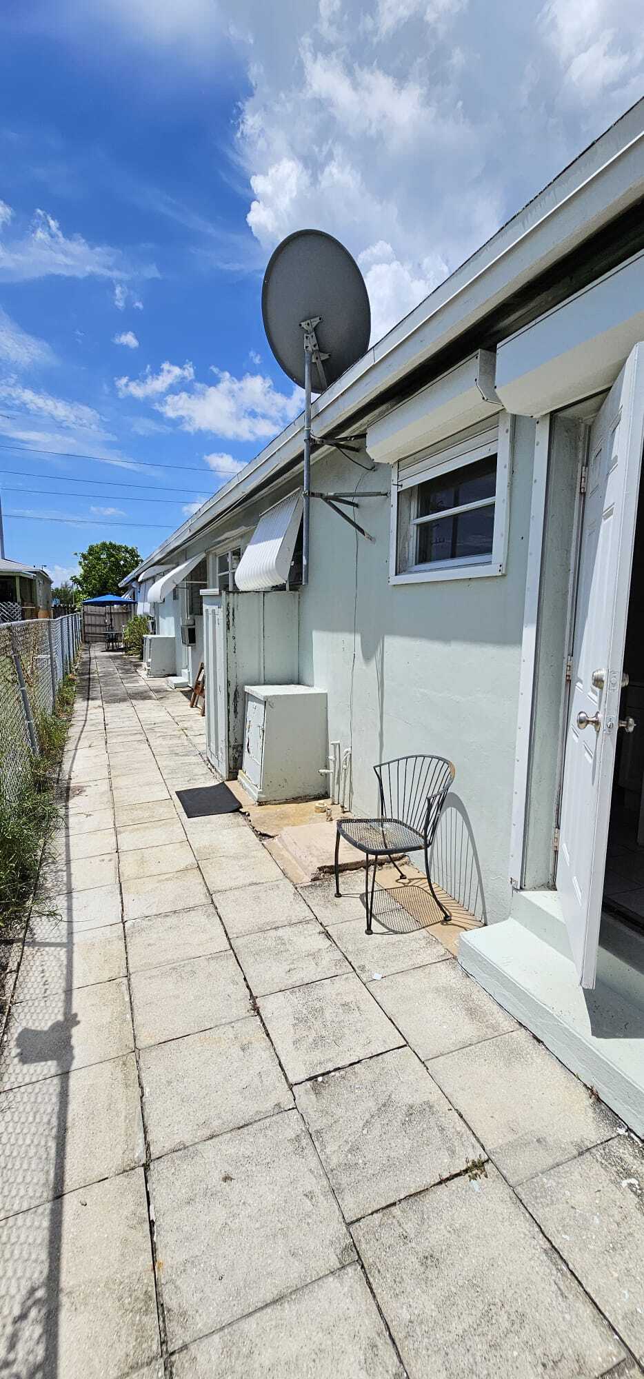 Building Photo - 2211 Lincoln St