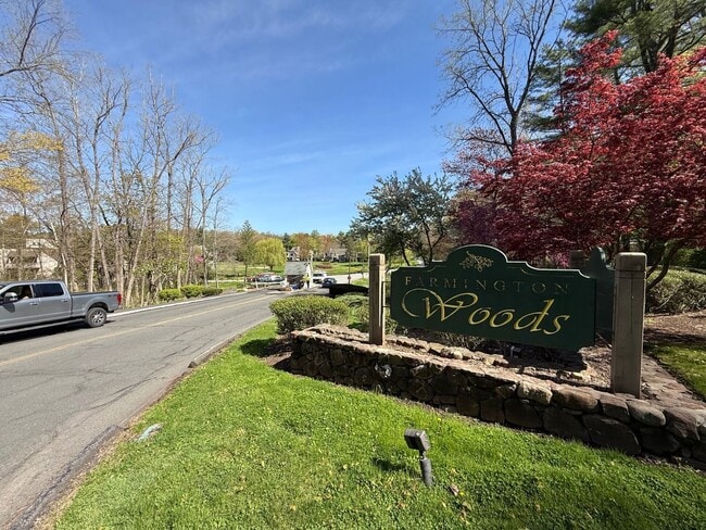 Building Photo - Farmington Woods Professional Townhouse Condo