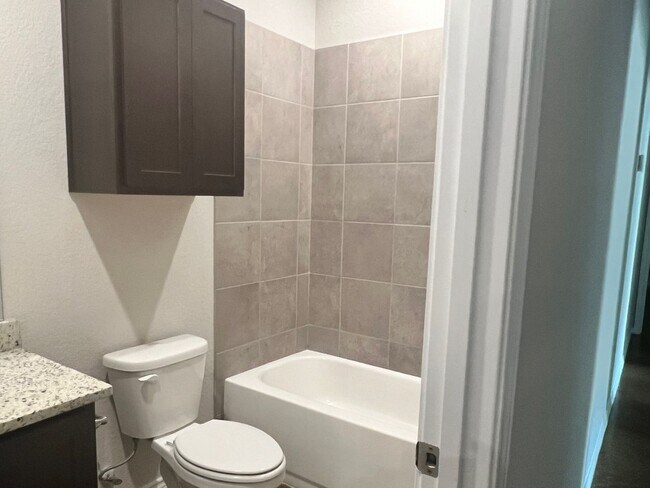 Building Photo - Luxury Duplex in Seguin