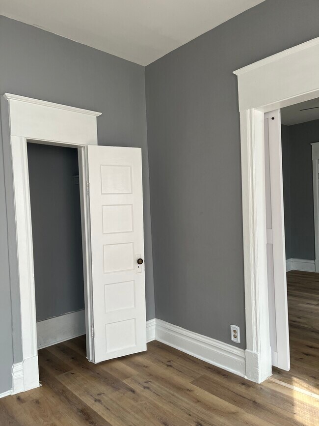 Building Photo - 400 W Allen St