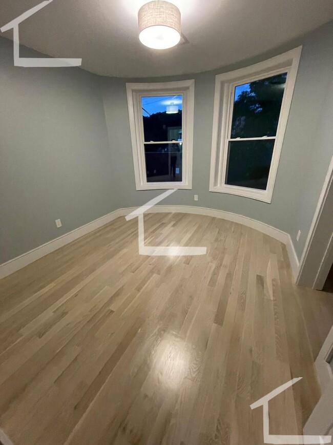 Building Photo - Huge 3 bed in Washington square