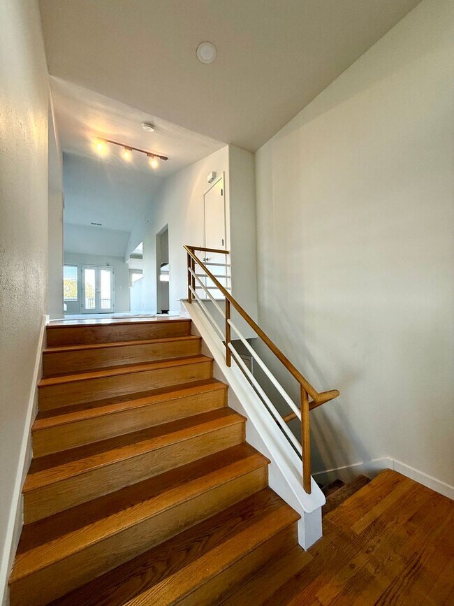Building Photo - $4,390 / 3 BR - HILLTOP HOME WITH STUNNING BAY & BRIDGE VIEW IN HAYWARD!