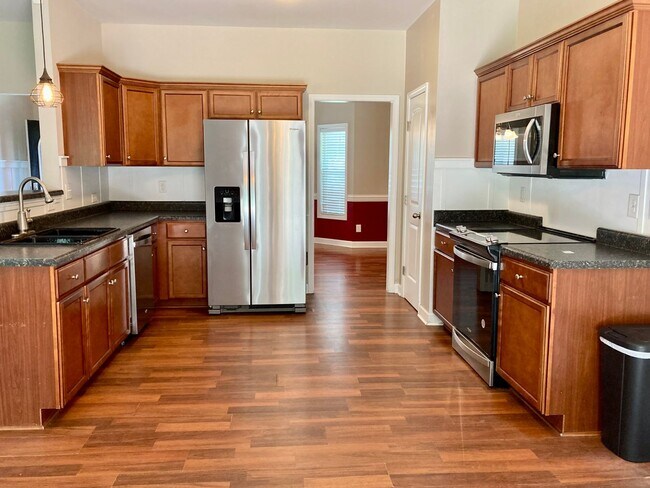 Building Photo - 5 Bedroom 3 Bath Hubert Home for Rent
