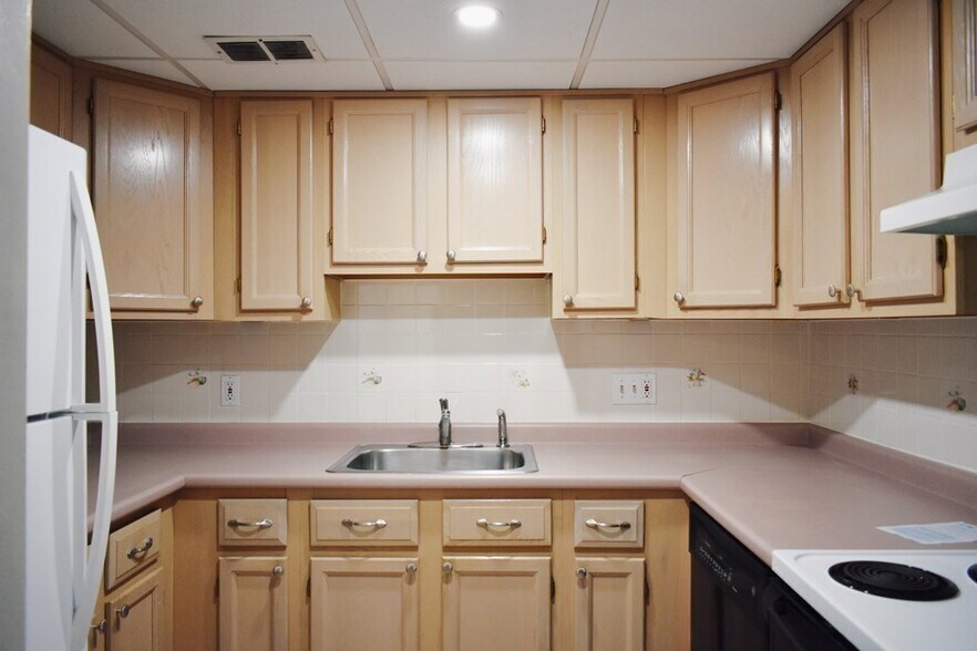 Building Photo - 55 Broadlawn Park