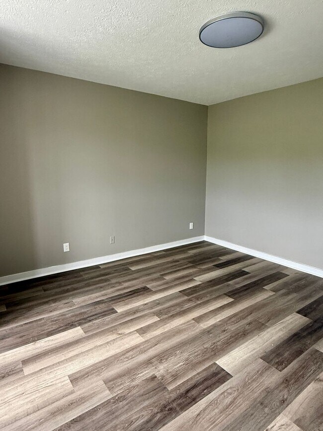Building Photo - 3 bedroom apartment by UC campus!