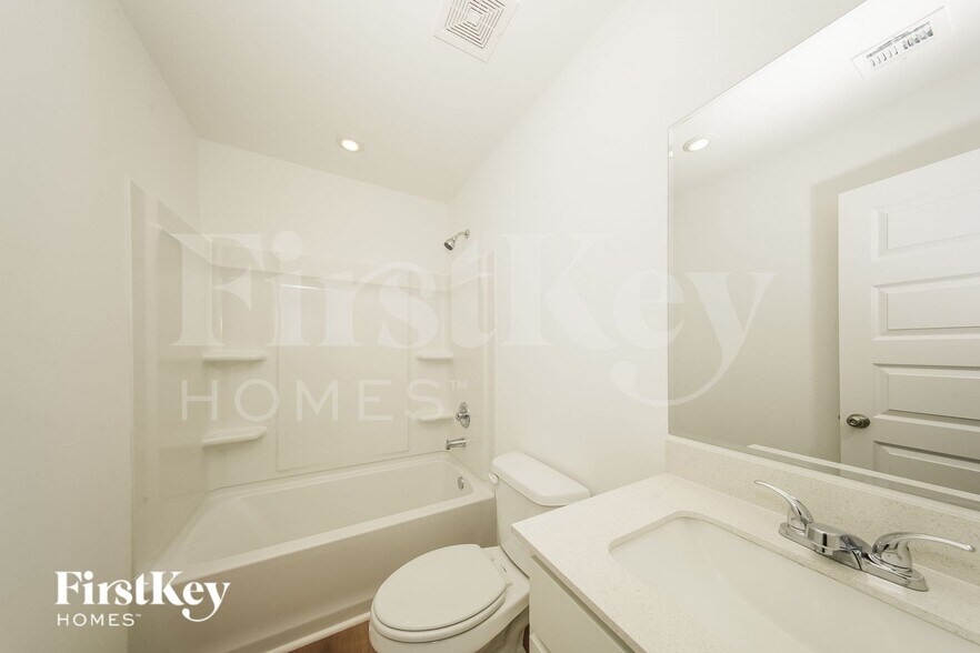 Building Photo - 437 Labelle Ln