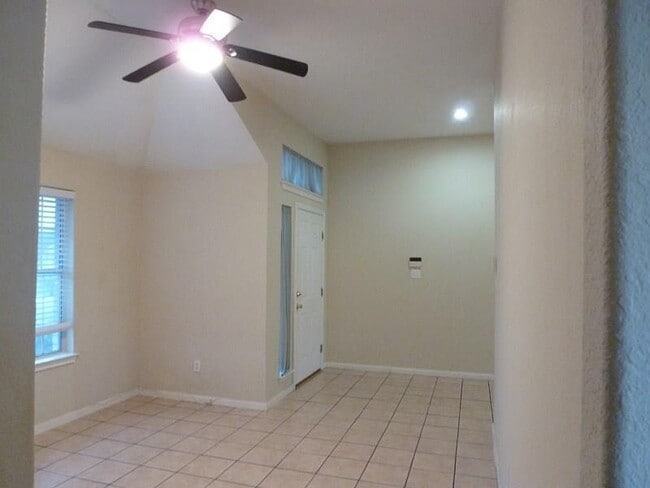 Building Photo - 652 Columbine Ave
