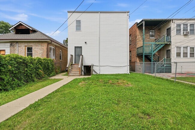 Building Photo - 8041 S Laflin St