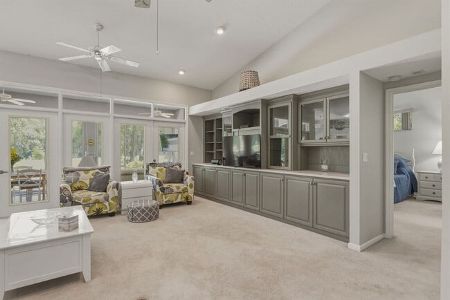 Building Photo - Must See Immaculate 3/2 Rainbow Springs with Lanai