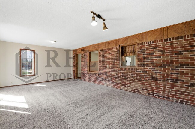 Building Photo - 2242 S Ridgewood Dr