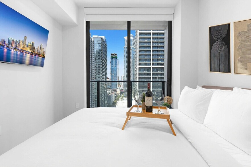 Building Photo - 501 NE 1st Ave