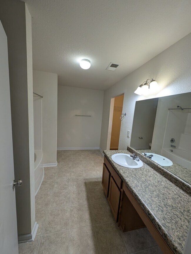 Building Photo - 204 Valleyside Dr NE