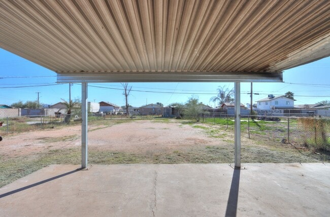 Building Photo - 2 Room 1 Bath Cottage with Huge Backyard