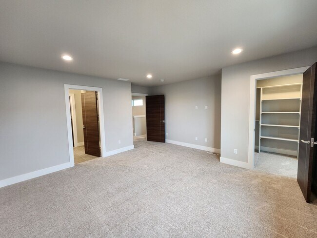 Building Photo - 3 bedroom Townhouse with Pool Access and E...