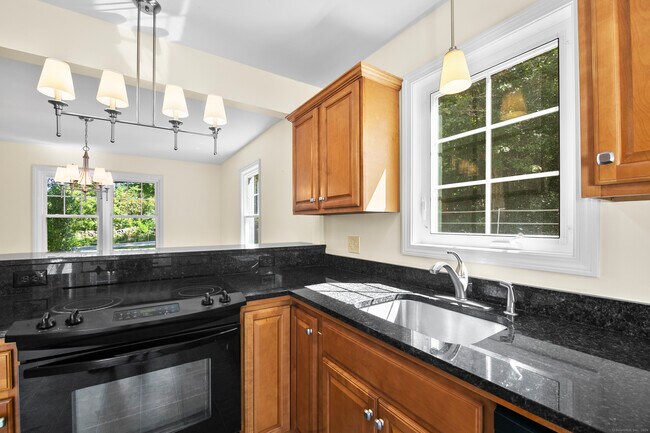 Building Photo - 26 Great Hillwood Rd