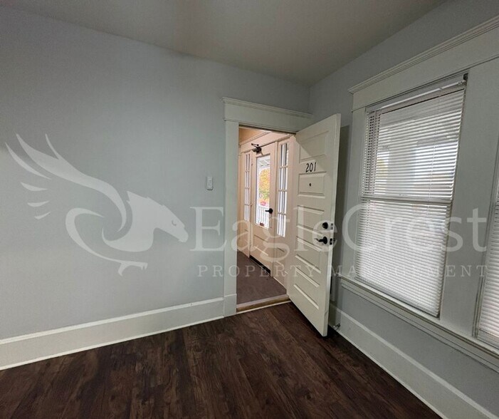 Building Photo - 105NSP