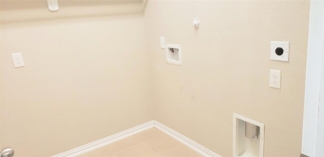 Building Photo - 8723 W Cres Lake Cir