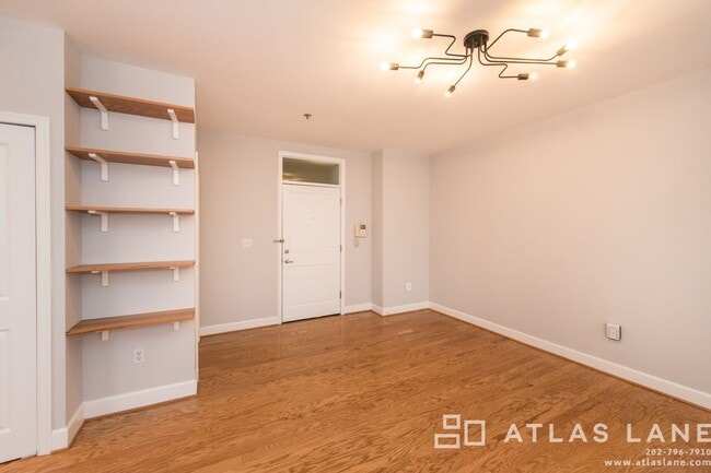 Building Photo - 1 Bed/1 Bath off 14th St NW!