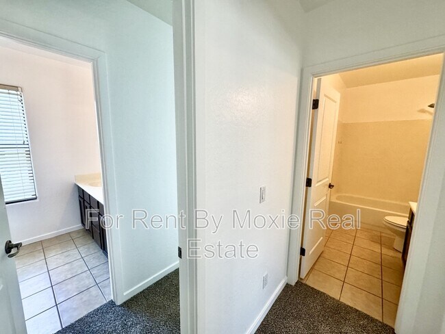 Building Photo - 330 S Farmer Ave