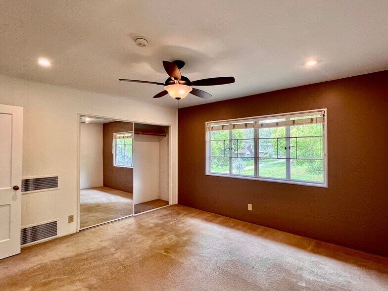 Building Photo - 5249 Village Grn