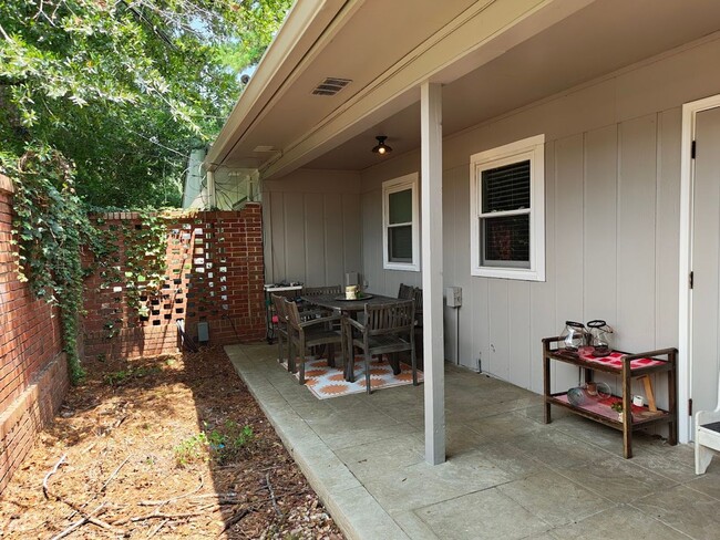 Building Photo - 3 bedroom 2 bath townhouse in Midtown!! Av...