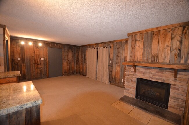 Building Photo - 3bed/2bath Condo, 10 minutes from Breck! Y...