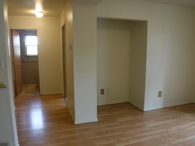 Building Photo - Townhouse with a private yard