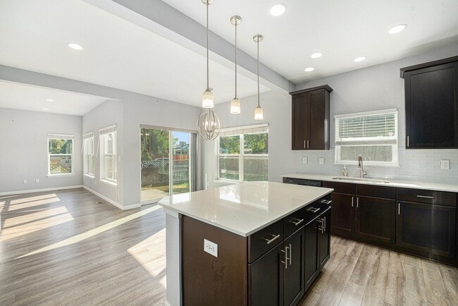 Building Photo - Bright & Spacious 3-Bedroom Home on a Corn...
