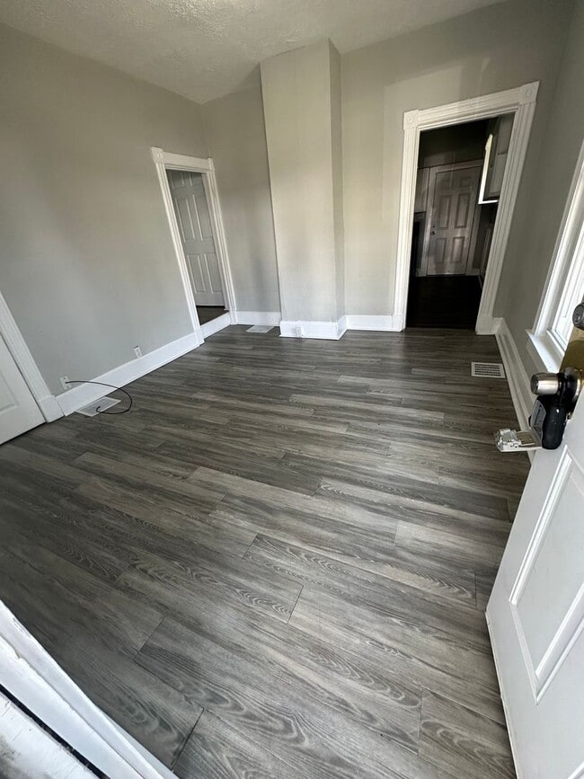 Building Photo - 3 BEDROOM 1 BATH NEWLY REMODELED in HAMILTON