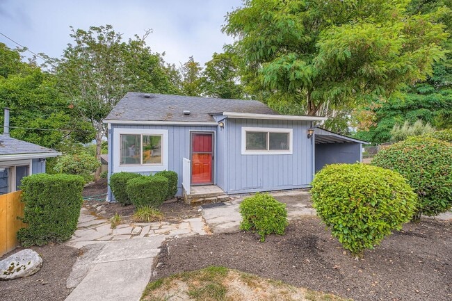 Building Photo - Bright & Charming  Home in White Center!