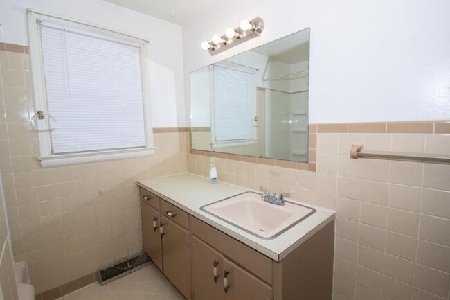 Building Photo - 517 E 2nd St