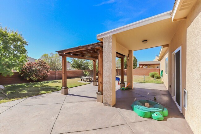 Building Photo - Pet Friendly 4 Bed 2 Bath Home!