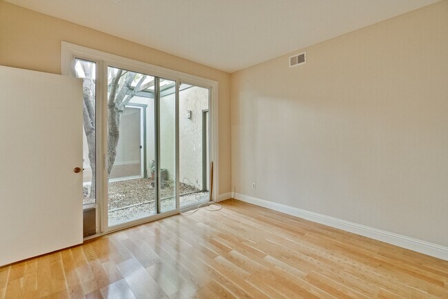 Building Photo - 3 bedroom 2 bath Townhome - Greenmeadow Neighborhood Palo Alto!  $6800