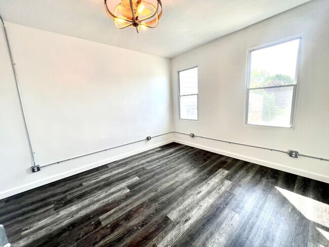 Building Photo - Beaver - Luxury 2 Bedroom, 1 Bathroom, located in downtown shopping district.