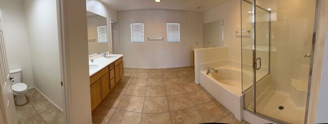 Building Photo - Large 5 bedroom / 2.5 Bathroom Perris Home