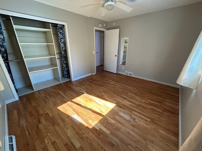 Building Photo - 3 Bed, 1.5 Bath with Spacious Backyard!
