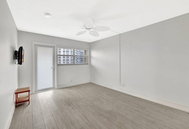 Building Photo - 328 N Ocean Blvd
