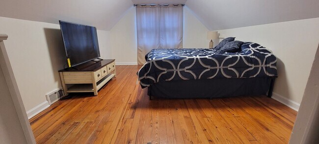 Building Photo - Walking distance to UD - Pending Applicati...