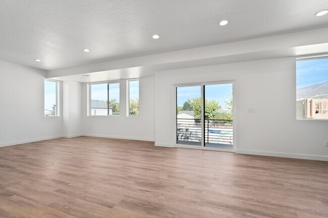 Building Photo - 567 W 620 N