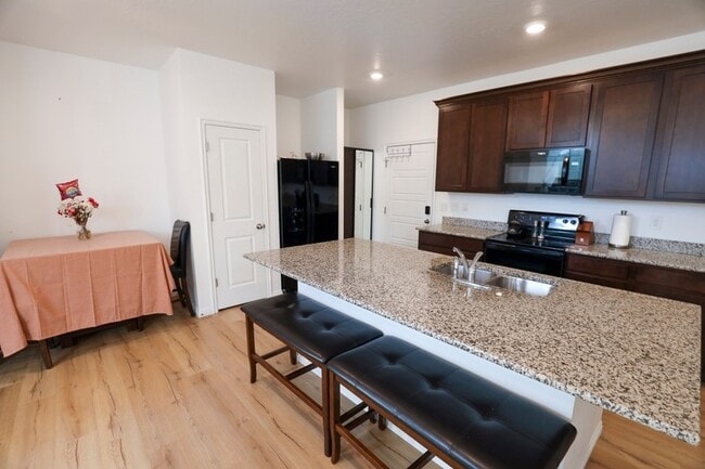 Building Photo - 249 S Meadowbrook Ct