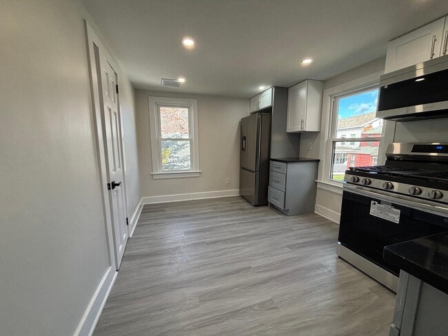 Building Photo - 2 Scofield Pl