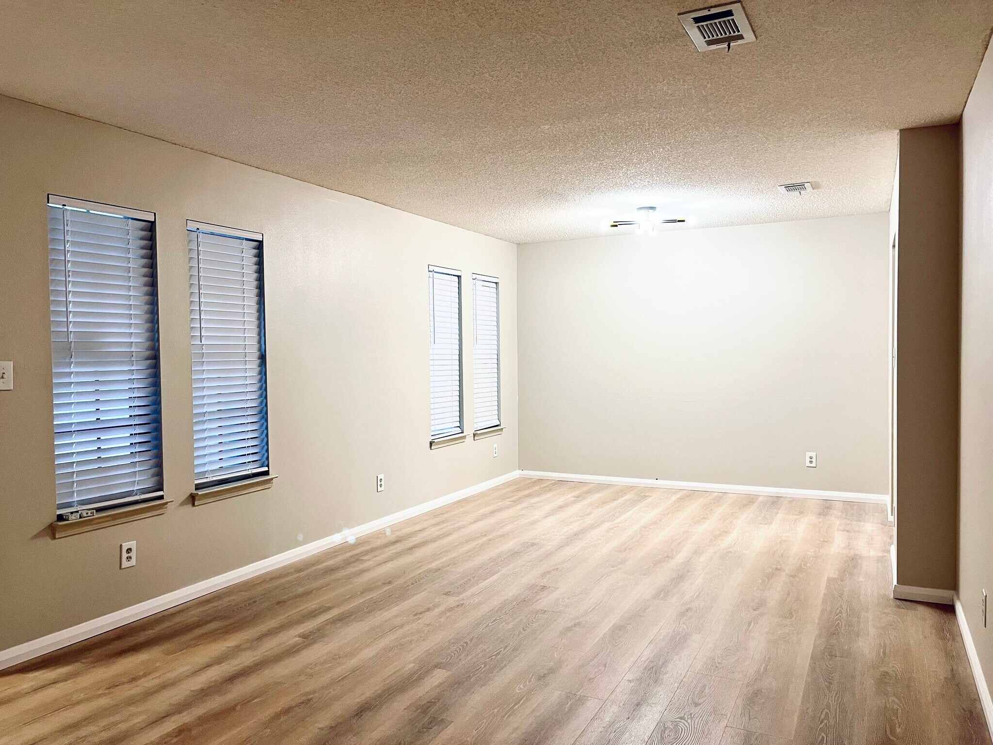 Building Photo - 4420 Eastpointe Dr