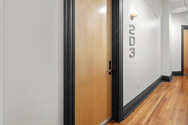 Building Photo - Beautiful Downtown Condo - Elevator Access, Parking Included