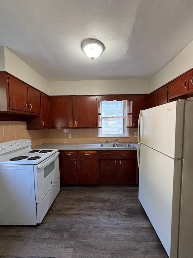 Building Photo - Three bedroom one bathroom home for rent