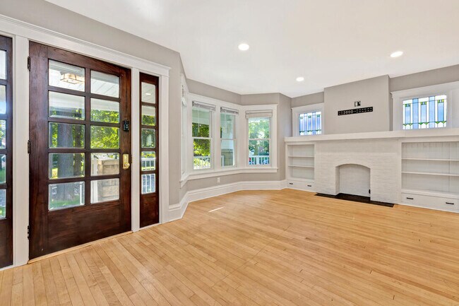Building Photo - 3909 N Farwell Ave
