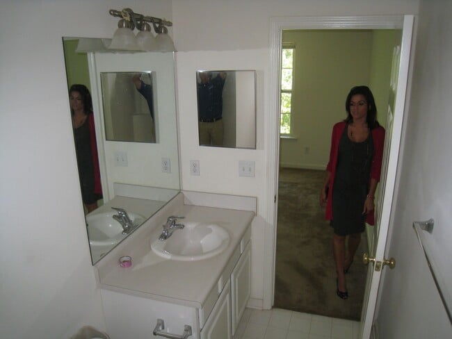 Building Photo - Cozy Condo